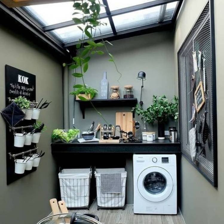 Perfeita para quem quer um toque de modernidade juntamente com o verde das plantas, a decoração dessa lavanderia ficou ótima.