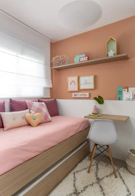 É preciso pensar em cada cantinho do quarto infantil planejado para apartamento pequeno para aproveitar bem o espaço – Projeto: Duda Senna | Foto: Jp Image