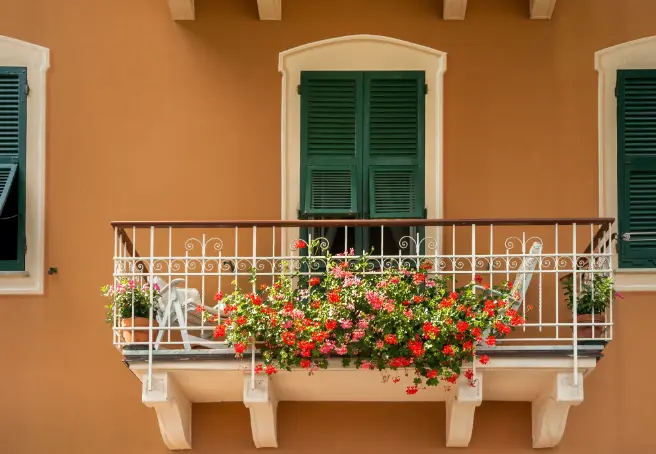 Combine a fachada terracota com azul e branco para um décor clássico – Foto: Shutterstock