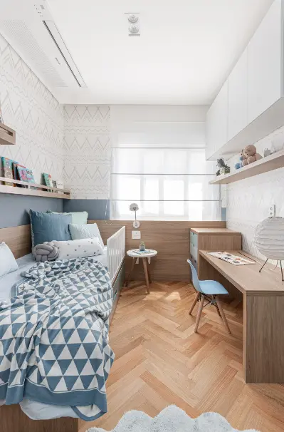 Quarto infantil planejado de princesa com tons pasteis e detalhes dourados – Projeto: Rodrigo Baleeiro – Dbale Arquitetura