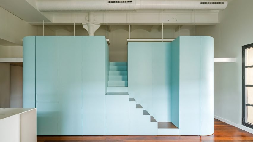 Blue storage unit and space divider in Loft in Poblenou