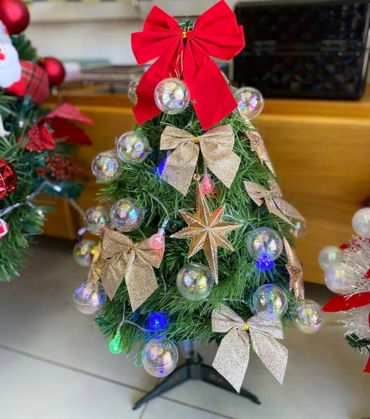 Ideias encantadoras para decorar árvores de Natal pequenas