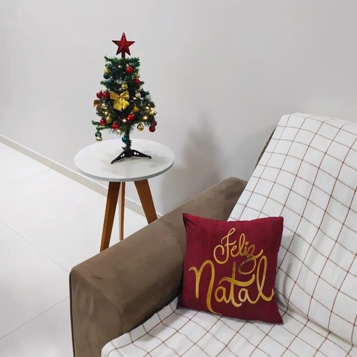 Ideias encantadoras para decorar árvores de Natal pequenas