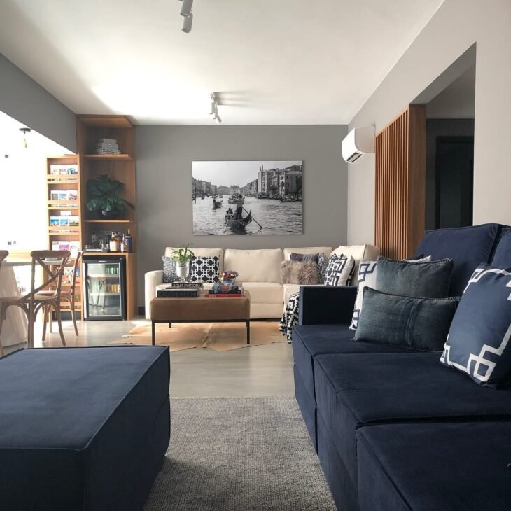 Inspirações de Sofás Azul Marinho para sua Decoração